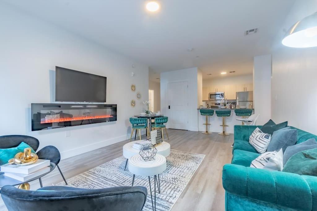 Spacious Airport Suite: Two-bedroom Comfort With Laundry Apartment