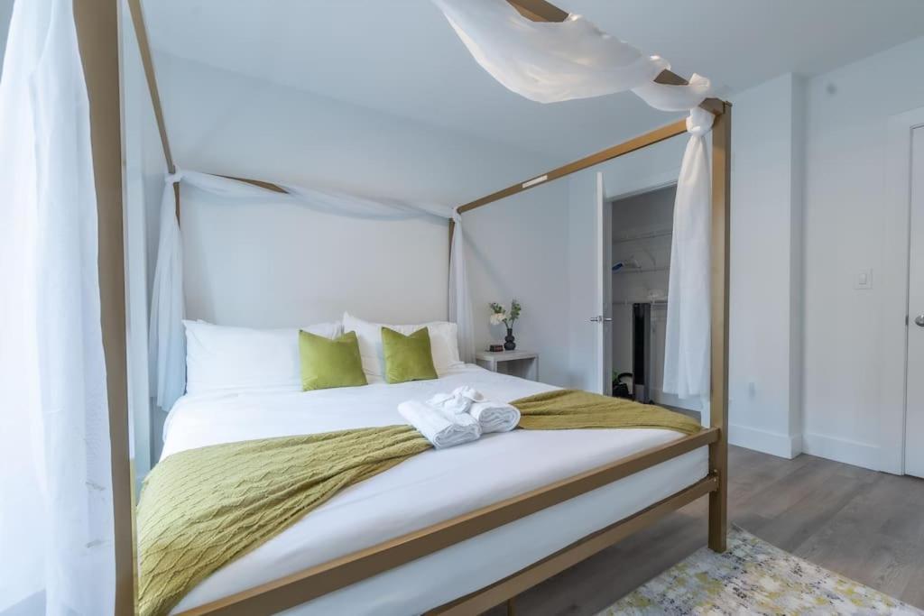Apartment Spacious Airport Suite: Two-bedroom Comfort With Laundry Orange