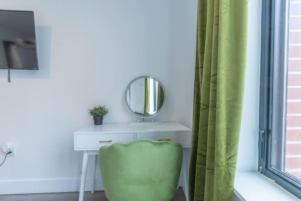 Spacious Airport Suite: Two-bedroom Comfort With Laundry * Orange