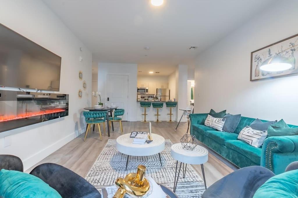 Apartment Spacious Airport Suite: Two-bedroom Comfort With Laundry *