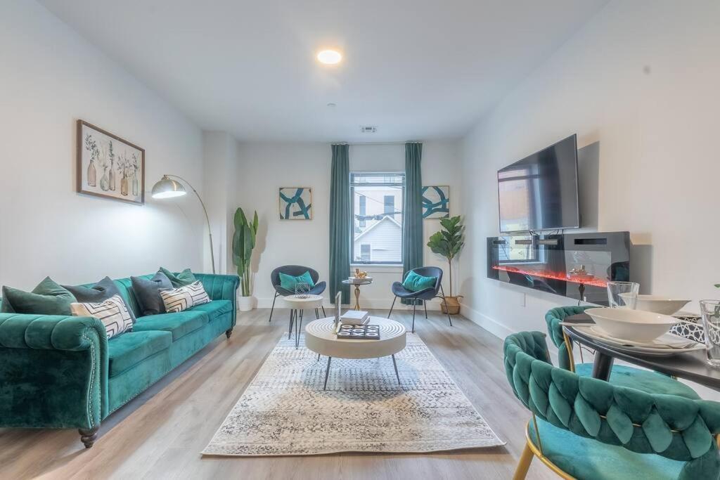 Spacious Airport Suite: Two-bedroom Comfort With Laundry Orange