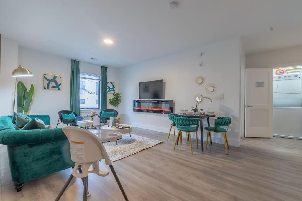 Spacious Airport Suite: Two-bedroom Comfort With Laundry Apartment