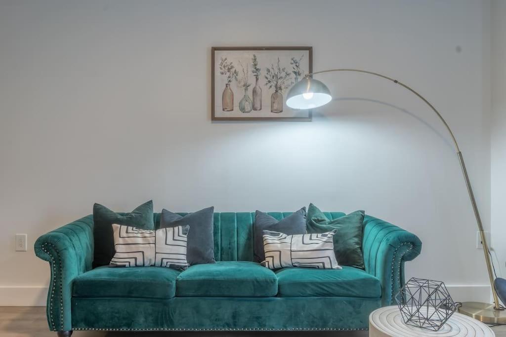 Spacious Airport Suite: Two-bedroom Comfort With Laundry *
