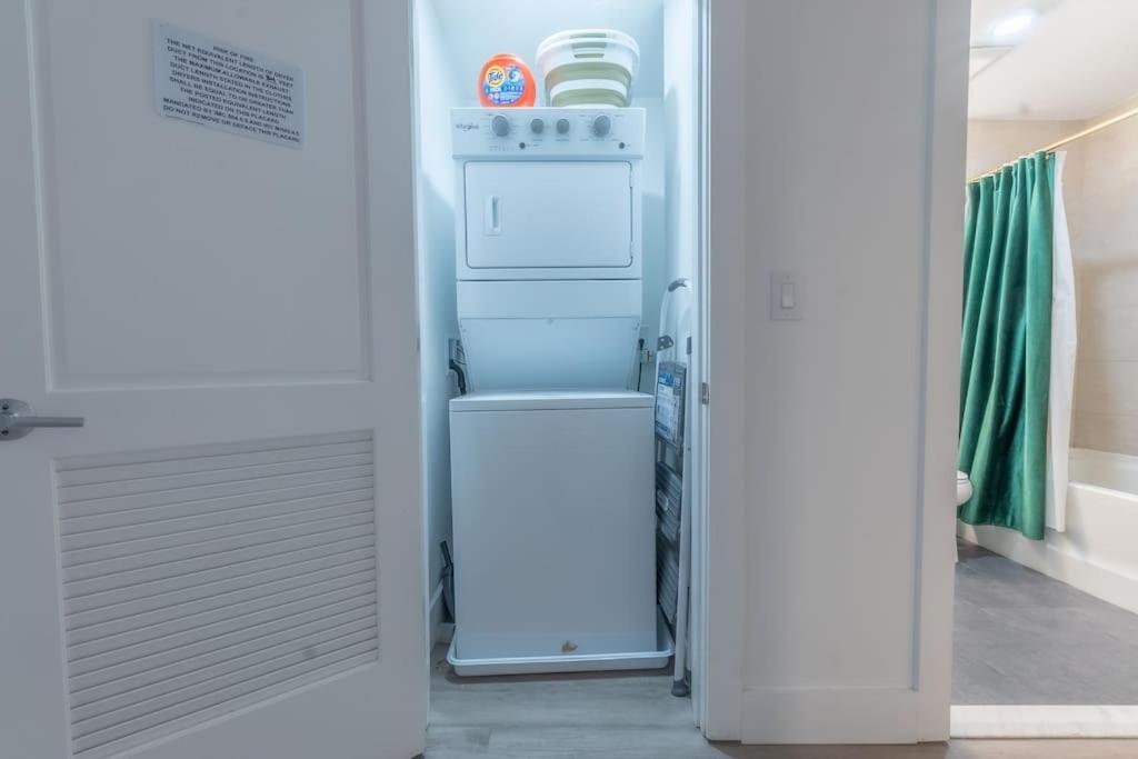Spacious Airport Suite: Two-bedroom Comfort With Laundry Apartment Orange