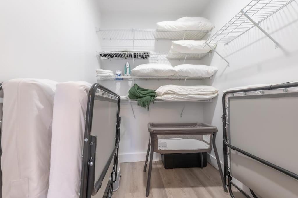 Spacious Airport Suite: Two-bedroom Comfort With Laundry *