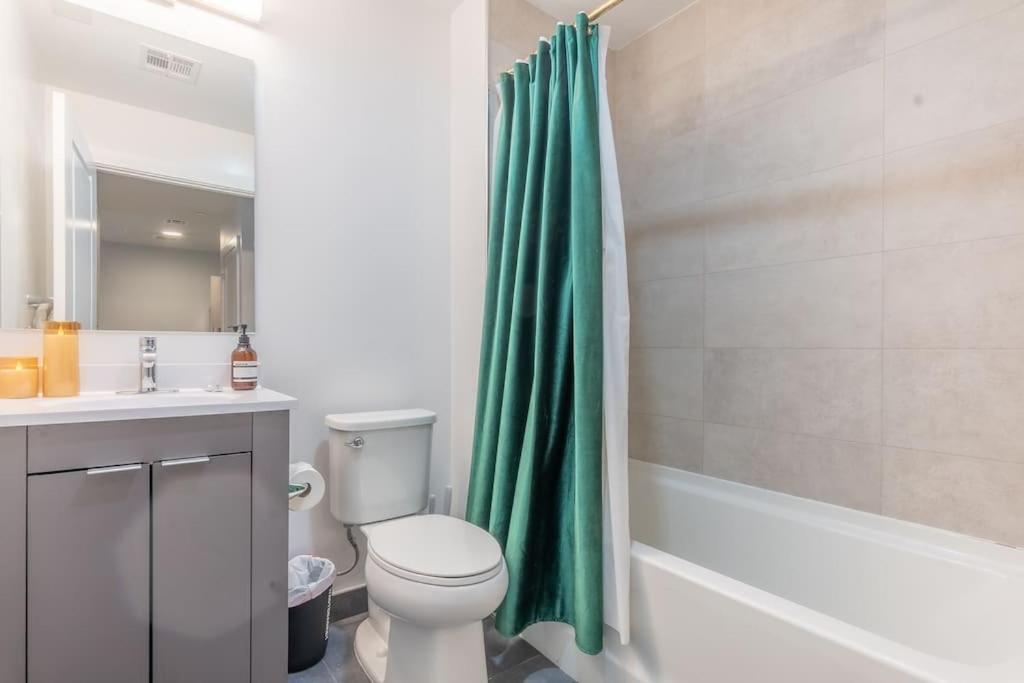 Spacious Airport Suite: Two-bedroom Comfort With Laundry * Orange