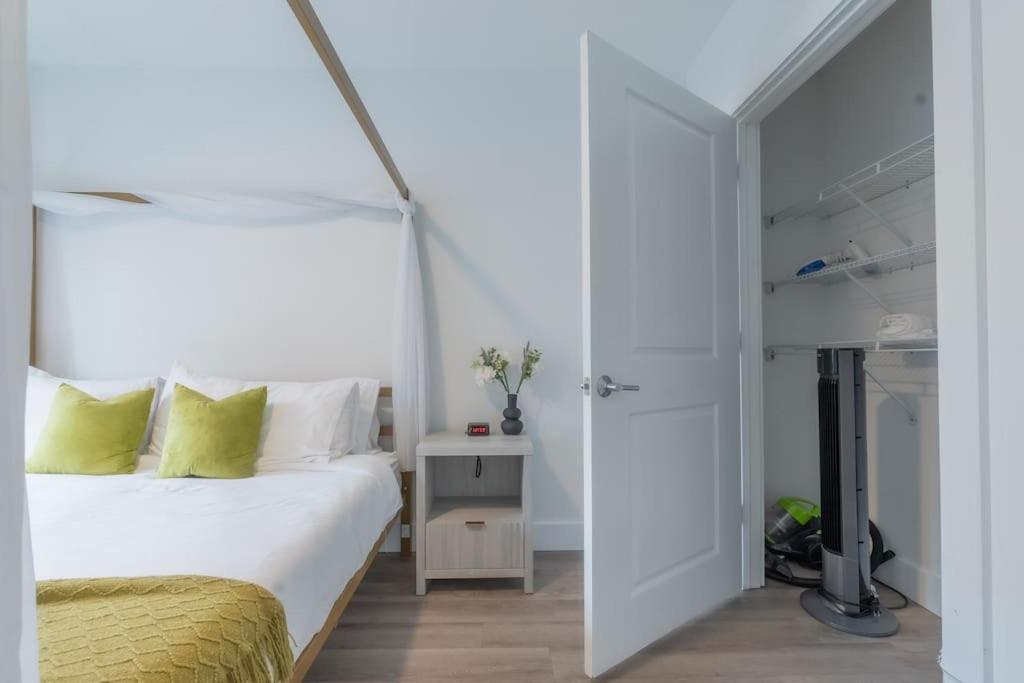 Spacious Airport Suite: Two-bedroom Comfort With Laundry Apartment