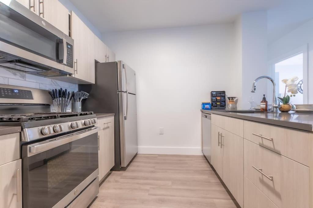 Apartment Spacious Airport Suite: Two-bedroom Comfort With Laundry