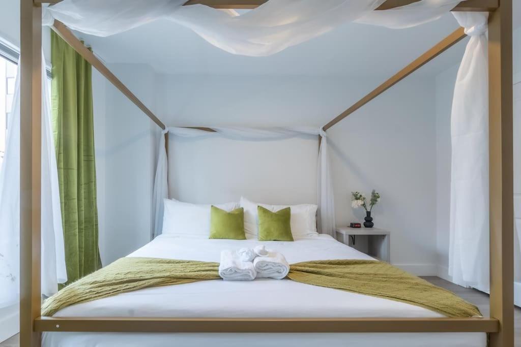 Apartment Spacious Airport Suite: Two-bedroom Comfort With Laundry *