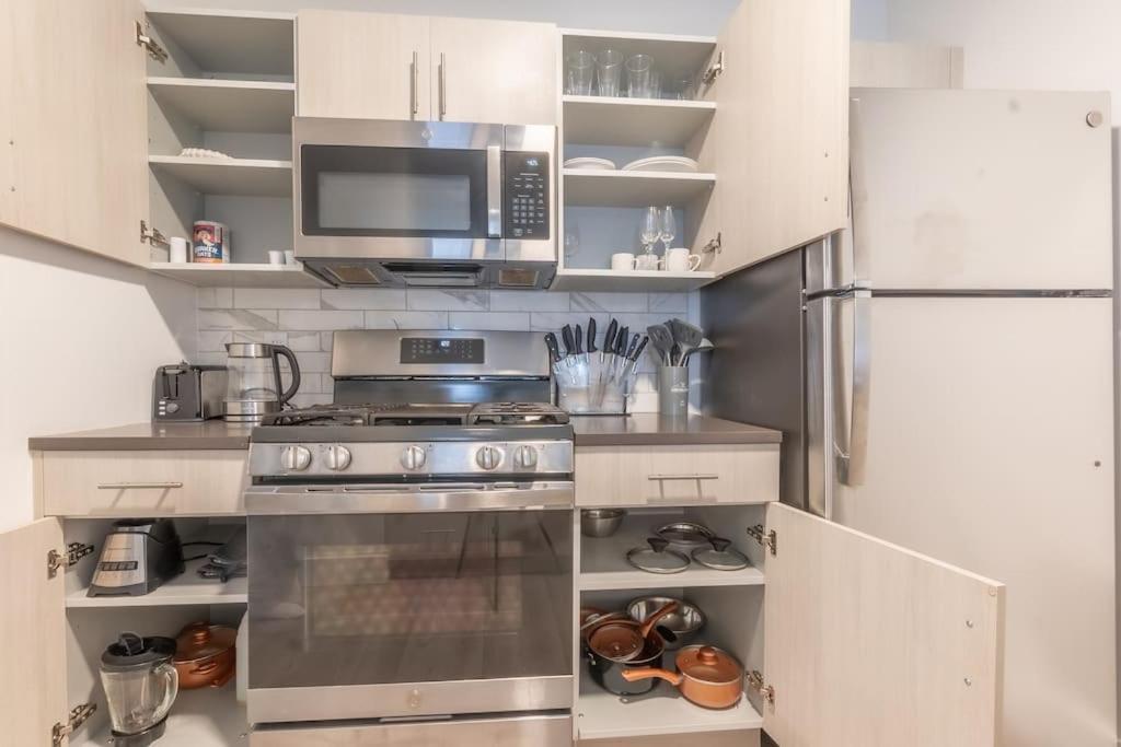 Spacious Airport Suite: Two-bedroom Comfort With Laundry Apartment Orange