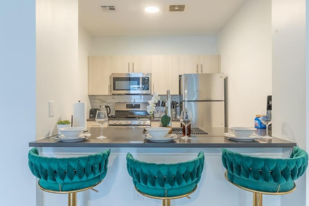 Apartment Spacious Airport Suite: Two-bedroom Comfort With Laundry Orange