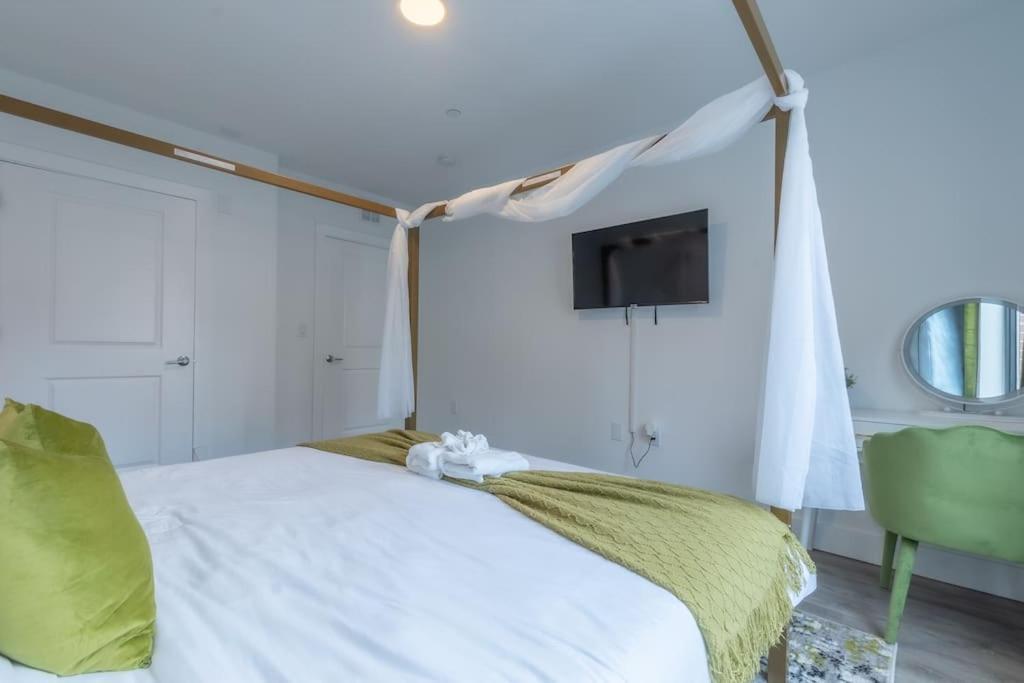Spacious Airport Suite: Two-bedroom Comfort With Laundry *
