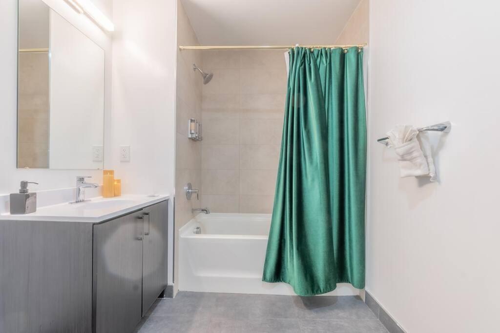 Spacious Airport Suite: Two-bedroom Comfort With Laundry Orange