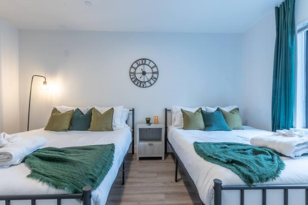 Spacious Airport Suite: Two-bedroom Comfort With Laundry * Orange