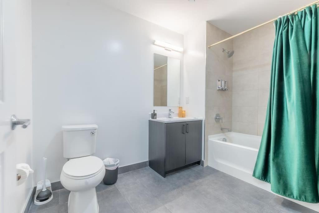 Spacious Airport Suite: Two-bedroom Comfort With Laundry Apartment Orange