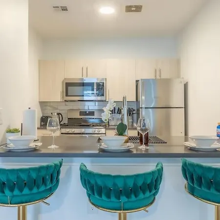 Spacious Airport Suite: Two-Bedroom Comfort with Laundry Orange Exterior photo