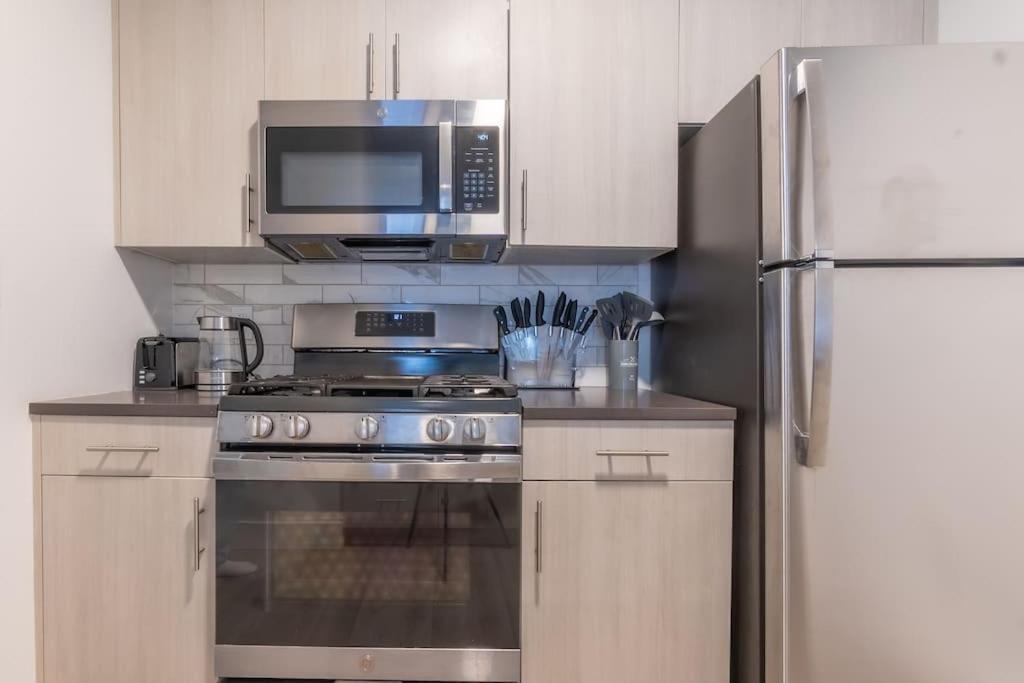 Apartamento 2 Bedroom 2 Bath Suite, Near American Dream And The Airport, Free Parking, King Bed And 2 Queen Beds, Washer And Dryer Orange