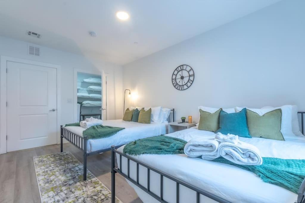 2 Bedroom 2 Bath Suite, Near American Dream And The Airport, Free Parking, King Bed And 2 Queen Beds, Washer And Dryer