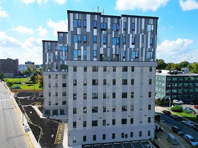 2 Bedroom 2 Bath Suite, Near American Dream And The Airport, Free Parking, King Bed And 2 Queen Beds, Washer And Dryer *